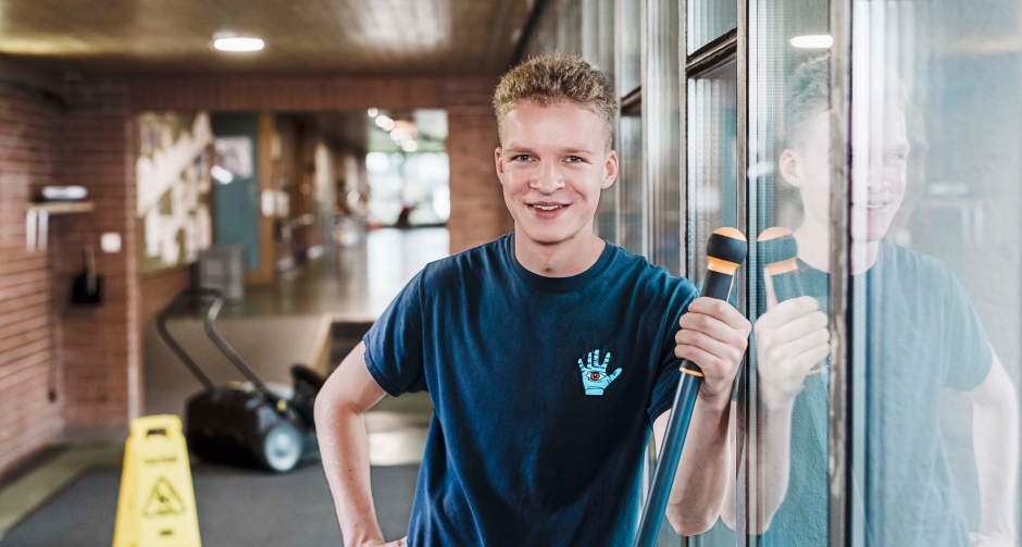 Fachfrau Betriebsunterhalt bei der Arbeit